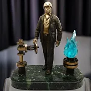 Подарочный бронзовый сувенир «Работник газовой промышленности» — фотография 1