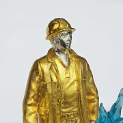 Бронзовая композиция «Сотрудник газовой промышленности» в подарок — фотография 3