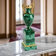 Ваза из малахита на постаменте — необычный подарок — фотография 1