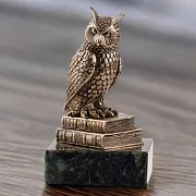 На память: Статуэтка «Сова» на книгах и змеевике — фотография 1