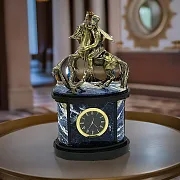 Каминные часы «Георгий Победоносец» из содалита и долерита — необычный подарок — фотография 1