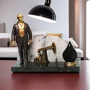 Бронзовый сувенир «Работник нефтяной промышленности» с качалкой — красивый подарок — фотография 1