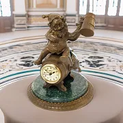 Подарочные настольные часы с гномом на пивной бочке — фотография 1