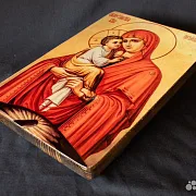На память: Икона деревянная "Богоматерь Почаевская" — фотография 5