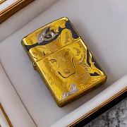 На память: Сувенирная зажигалка Zippo "Вожак" — фотография 1