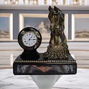 На память: Интерьерные часы «Конь» из долерита и яшмы — фотография 1